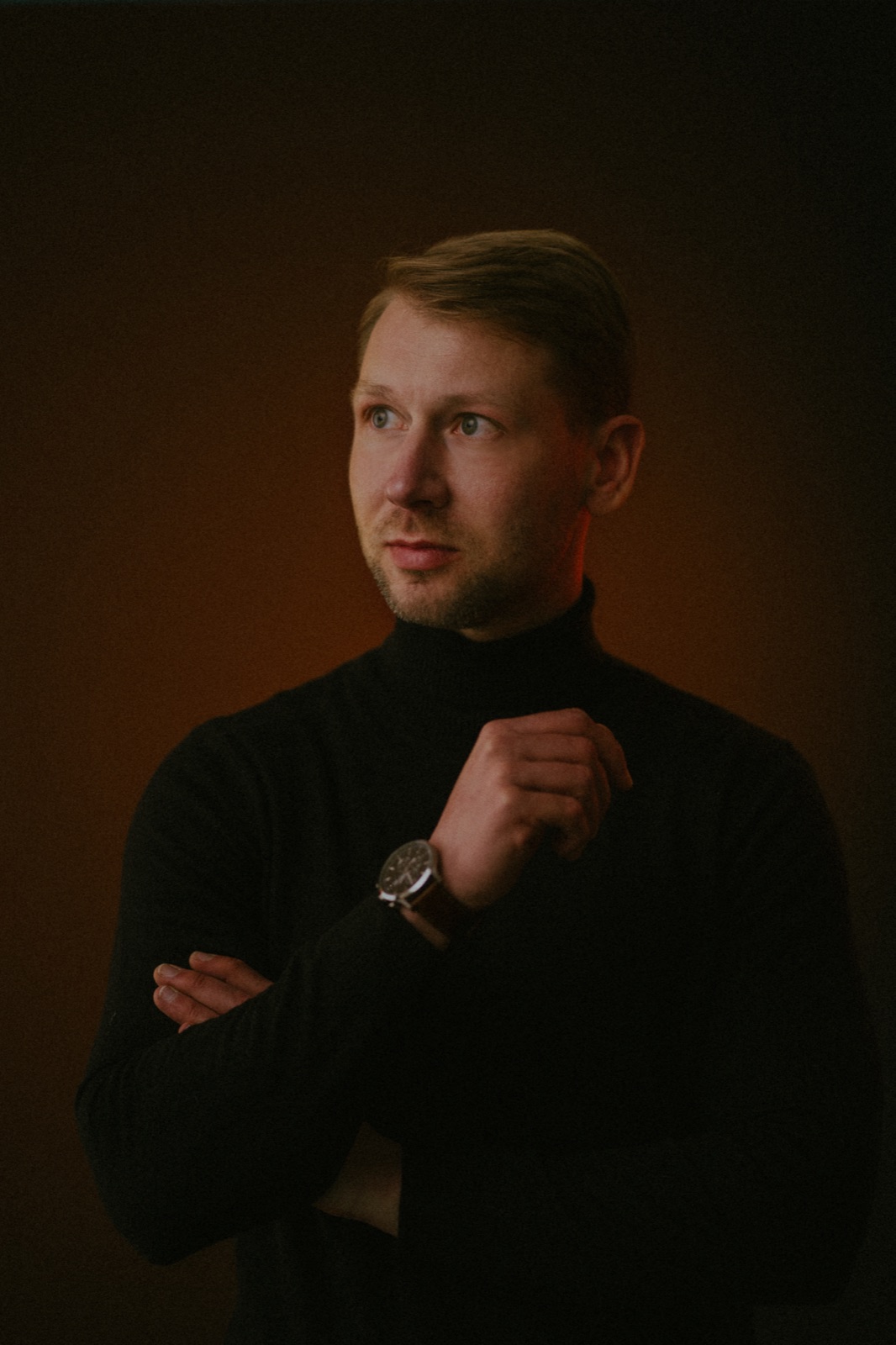 Porträt von David Rieger im dunklen Rollkragenpullover
