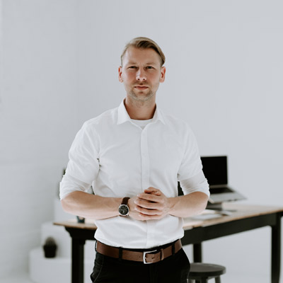David Rieger im weißen Hemd in seinem Studio