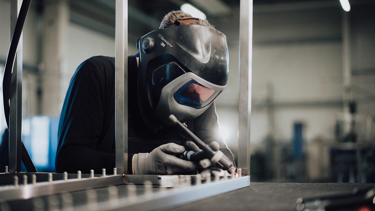 Schweißer mit Schutzhelm bei der Arbeit