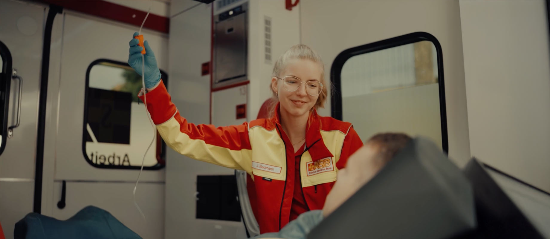 Aufnahme aus einem Imagevideo für Recruiting für den ASB Leipzig. In einem Krankenwagen.