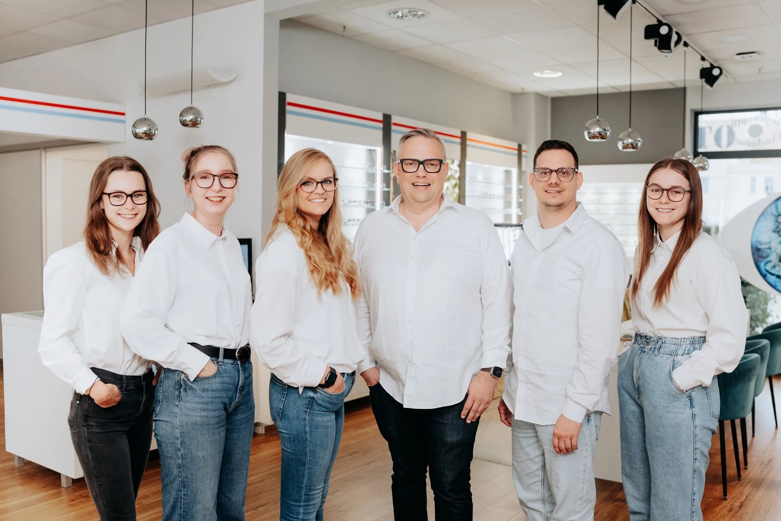 Team von Augenoptik Findeisen im Geschäft in Weiß gekleidet